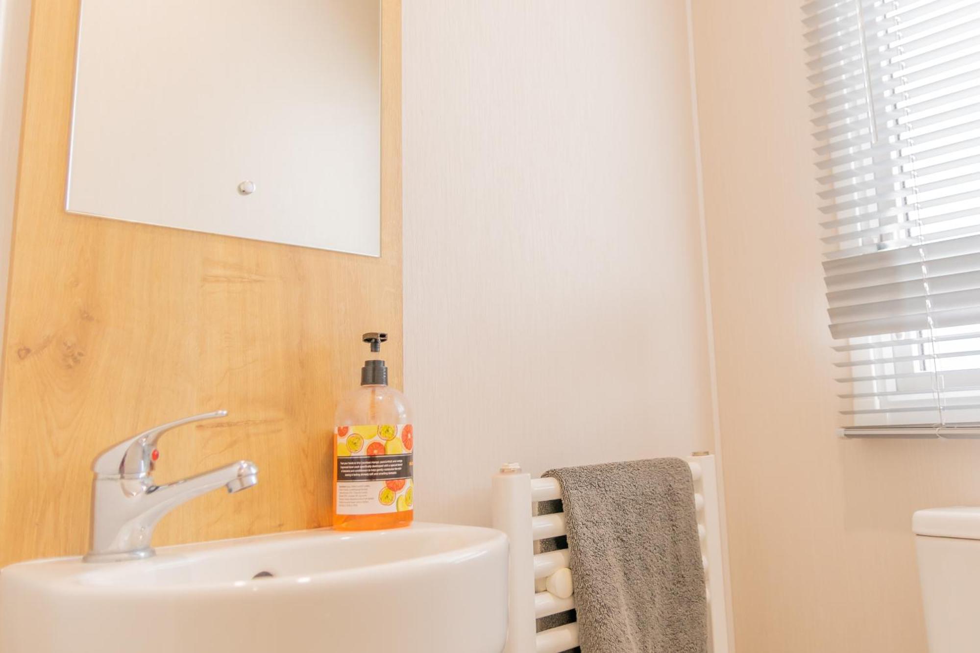 64 Lancaster The Lazy Willow 3 Bedroom Hot Tub Caravan Tattershall Lakes Esterno foto