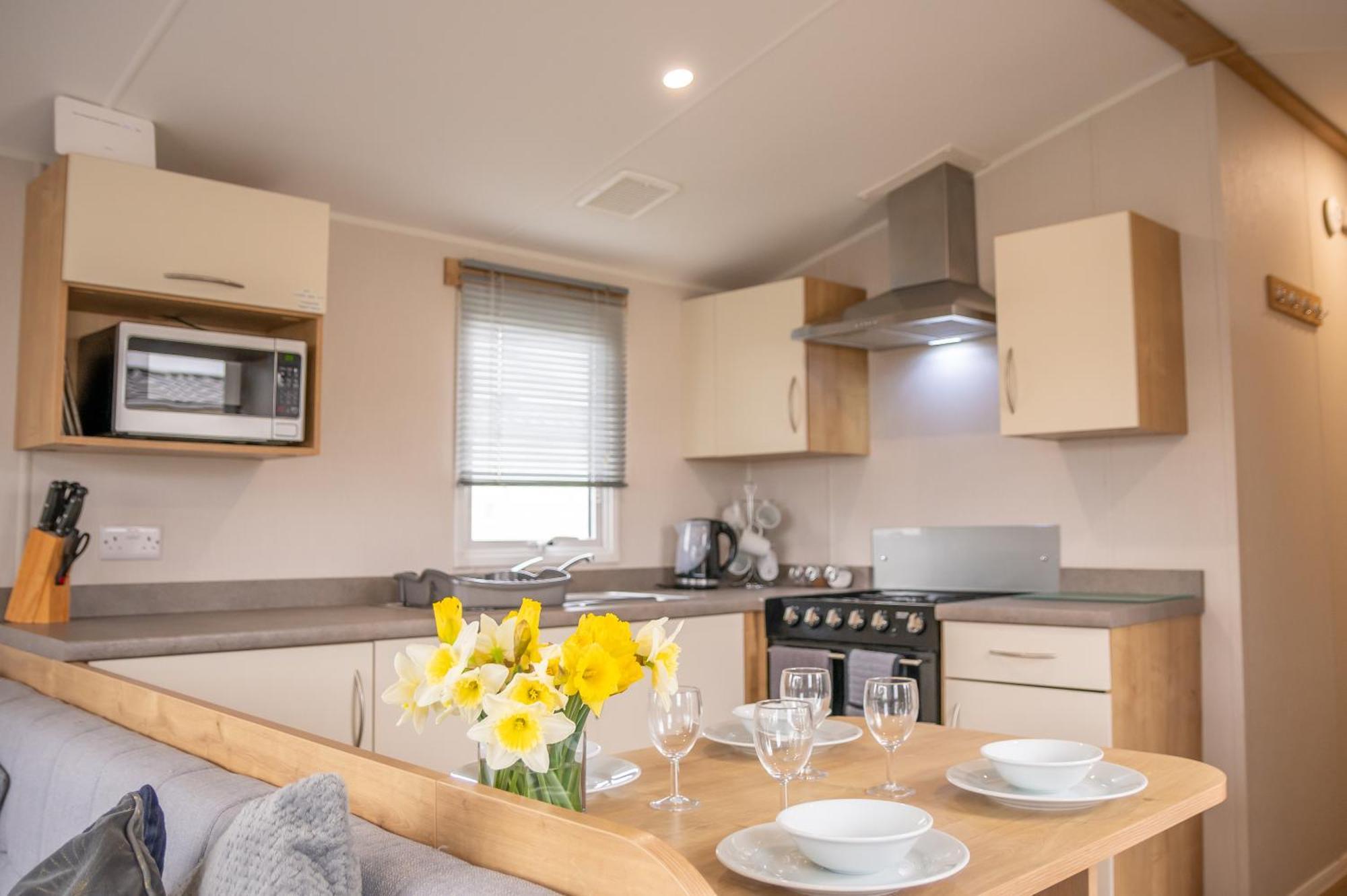 64 Lancaster The Lazy Willow 3 Bedroom Hot Tub Caravan Tattershall Lakes Esterno foto