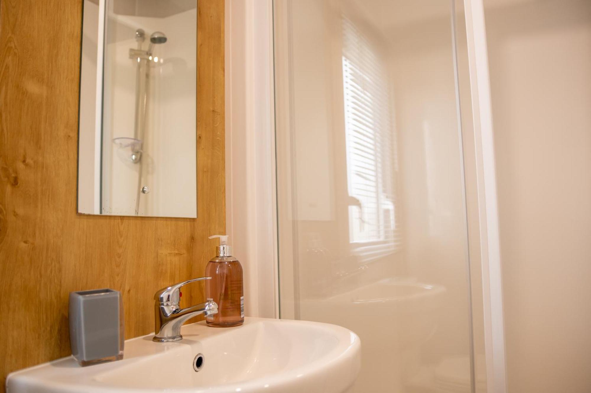 64 Lancaster The Lazy Willow 3 Bedroom Hot Tub Caravan Tattershall Lakes Esterno foto