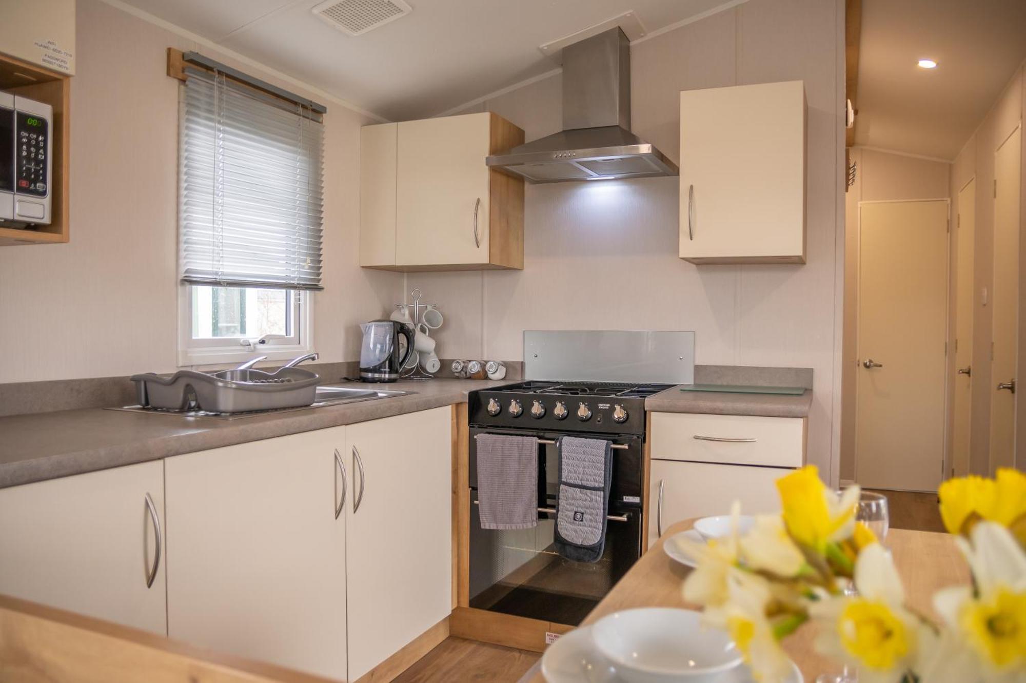 64 Lancaster The Lazy Willow 3 Bedroom Hot Tub Caravan Tattershall Lakes Esterno foto