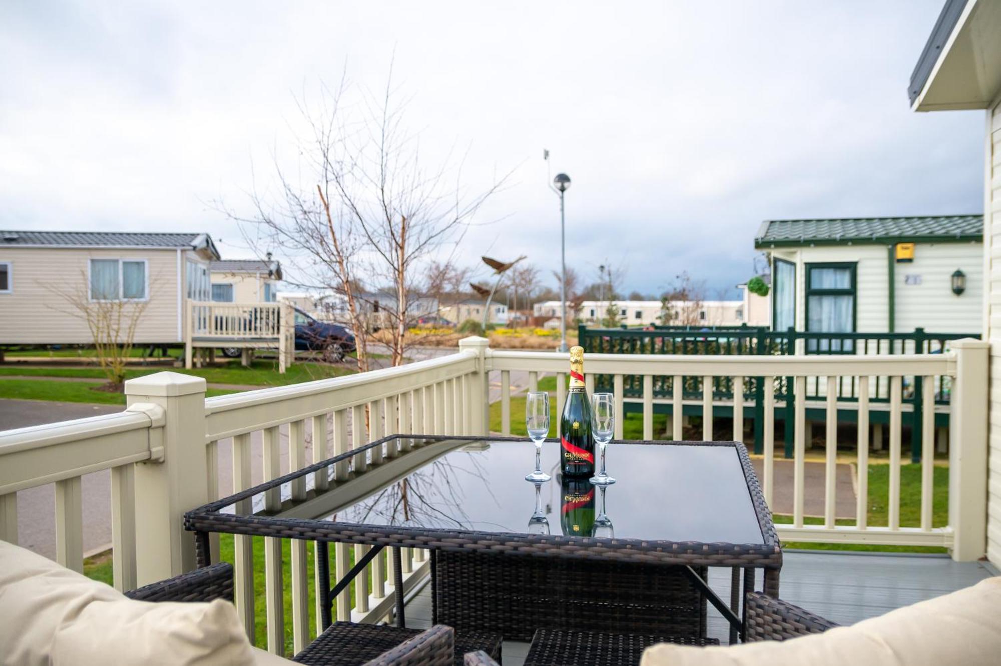 64 Lancaster The Lazy Willow 3 Bedroom Hot Tub Caravan Tattershall Lakes Esterno foto