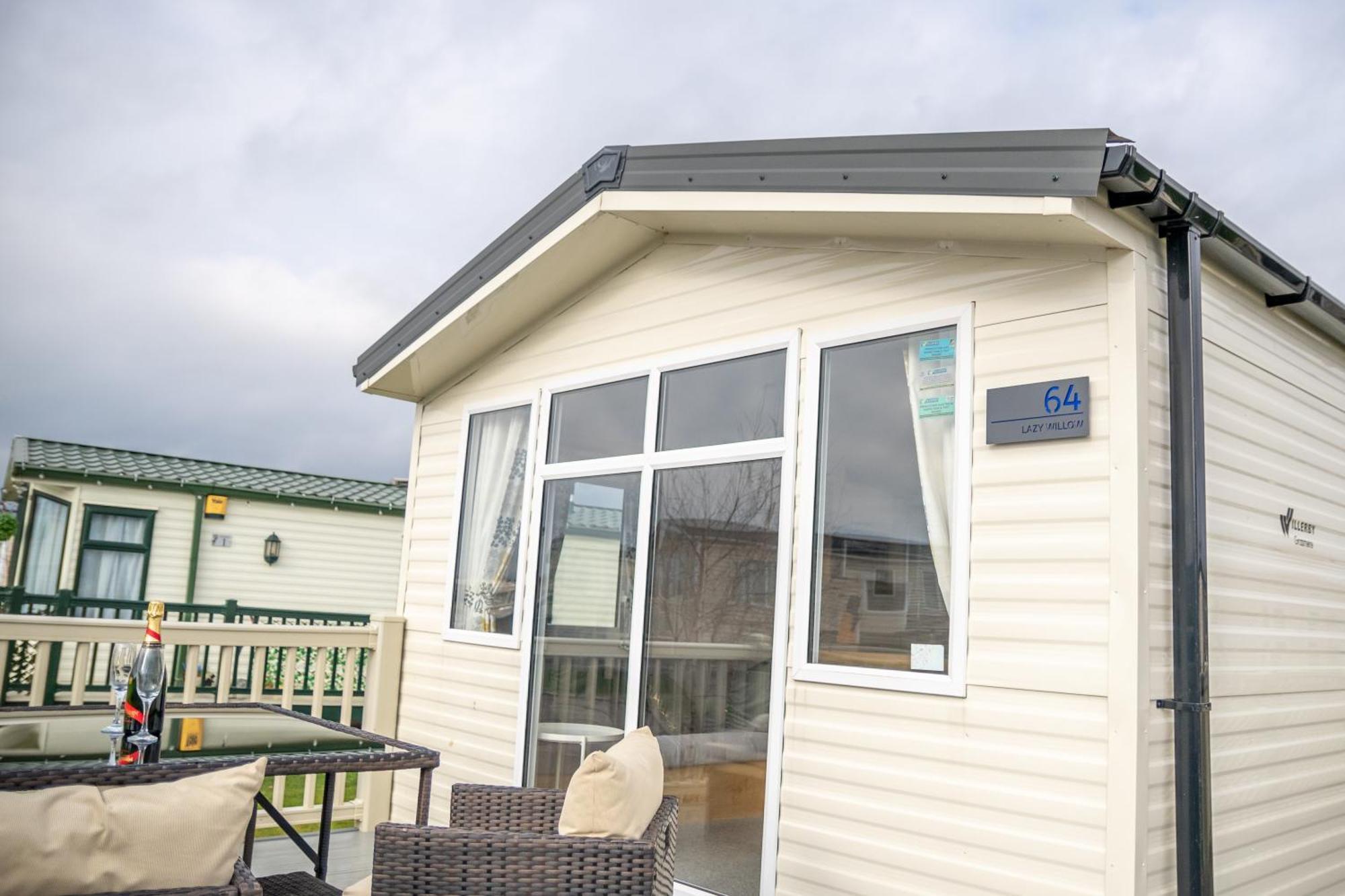 64 Lancaster The Lazy Willow 3 Bedroom Hot Tub Caravan Tattershall Lakes Esterno foto