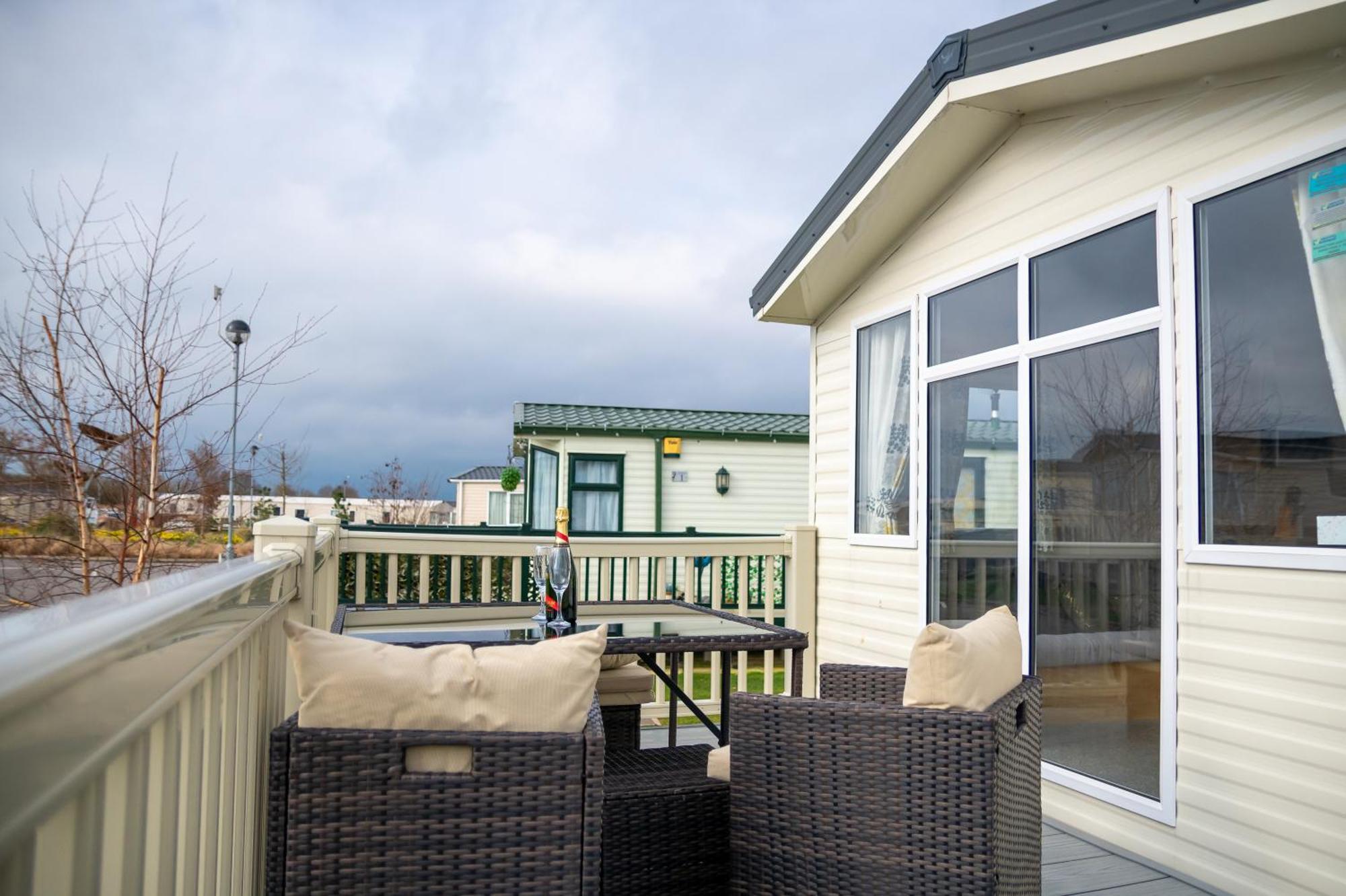 64 Lancaster The Lazy Willow 3 Bedroom Hot Tub Caravan Tattershall Lakes Esterno foto